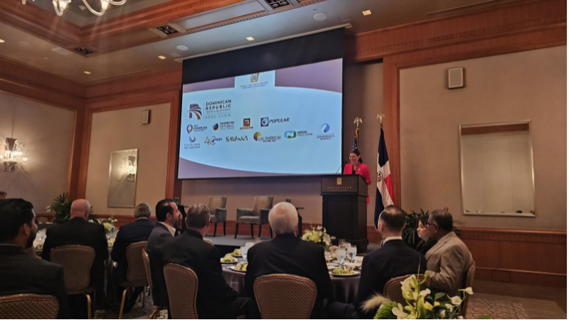 Business presentation about logistics and trade opportunities between North Carolina and the Dominican Republic.